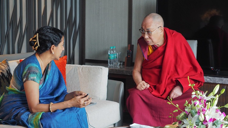 Shoba Narayan entrevistando a Su Santidad el Dalái Lama en Bengaluru, Karnataka, India, el 10 de agosto de 2018. Foto de Jeremy Russell