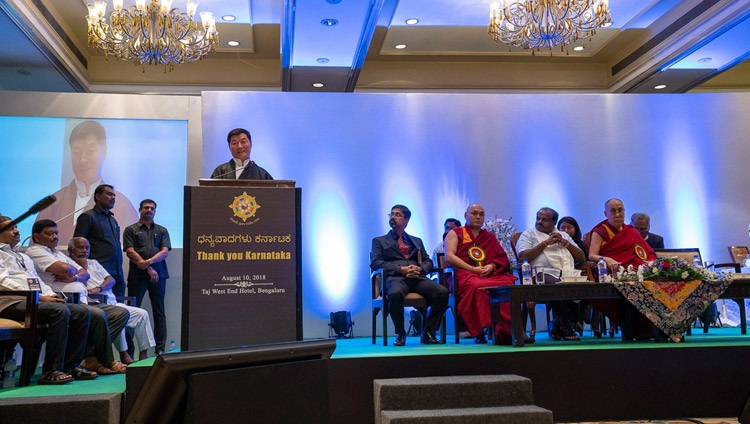 El Presidente de la Administración Tibetana Central, Dr. Lobsang Sengue, dirigiéndose a la audiencia en el programa Thank You Karnataka en Bengaluru, Karnataka, India, el 10 de agosto de 2018. Foto de Tenzin Choejor