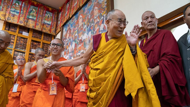 Su Santidad el Dalái Lama saludando a la audiencia a su llegada al Templo Principal Tibetano en Dharamsala, HP, India, el 4 de septiembre de 2018. Foto de Tenzin Choejor