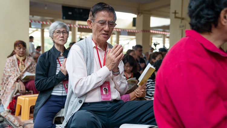 Algunas de las más de 1.200 personas de países del sudeste asiático rezando oraciones al comienzo de las enseñanzas de Su Santidad el Dalái Lama en el Templo Principal Tibetano en Dharamsala, HP, India, el 4 de septiembre de 2018. Foto de Tenzin Choejor