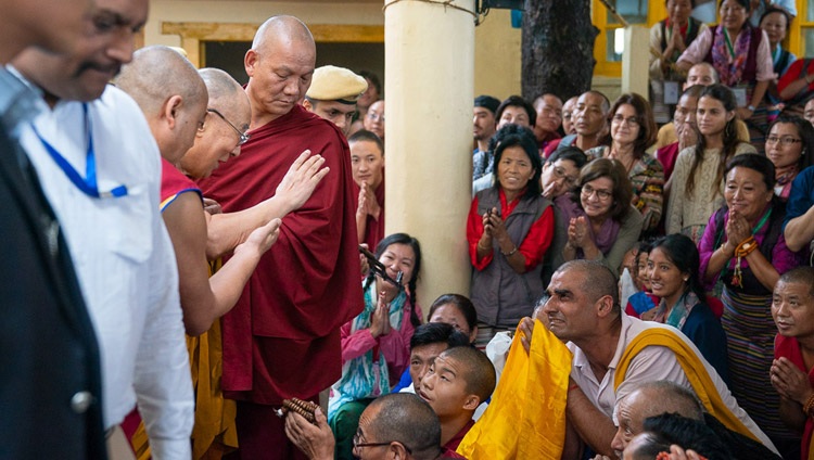 Su Santidad el Dalái Lama saluda a los miembros de la audiencia que se sientan fuera del Templo Principal Tibetano cuando sale para su residencia al final del primer día de su enseñanza en Dharamsala, HP, India, el 4 de septiembre de 2018. Foto de Tenzin Choejor