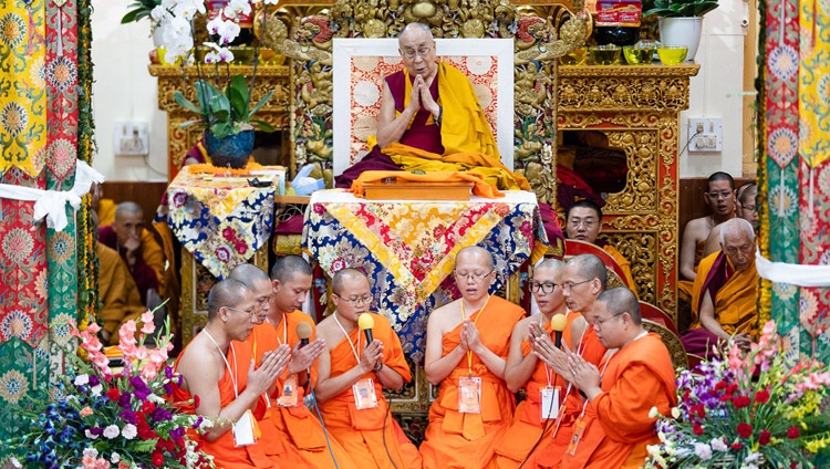  Unos monjes tailandeses cantan en Pali una alabanza a las Diez Perfecciones según la Tradición Theravada al comienzo del segundo día de las enseñanzas de Su Santidad el Dalái Lama en el Templo Principal Tibetano en Dharamsala, HP, India, el 5 de septiembre de 2018. Foto de Tenzin Choejor