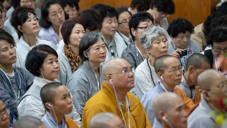 Miembros de los grupos del sudeste asiático escuchando a Su Santidad el Dalái Lama hablar en el segundo día de sus enseñanzas en el Templo Principal Tibetano en Dharamsala, HP, India, el 5 de septiembre de 2018. Foto de Tenzin Choejor