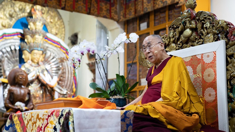 Su Santidad el Dalái Lama hablando en el segundo día de sus enseñanzas en el Templo Principal Tibetano en Dharamsala, HP, India, el 5 de septiembre de 2018. Foto de Tenzin Choejor
