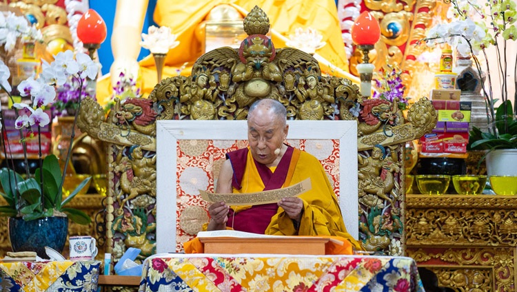 Su Santidad el Dalái Lama leyendo el texto del segundo día de sus enseñanzas en el Templo Principal Tibetano en Dharamsala, HP, India, el 5 de septiembre de 2018. Foto de Lobsang Tsering