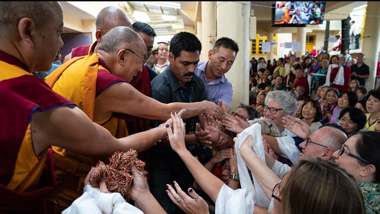 Su Santidad el Dalái Lama saluda a los miembros de la audiencia al salir del Templo Principal Tibetano al concluir el segundo día de sus enseñanzas en el Templo Principal Tibetano en Dharamsala, HP, India, el 5 de septiembre de 2018. Foto de Tenzin Choejor