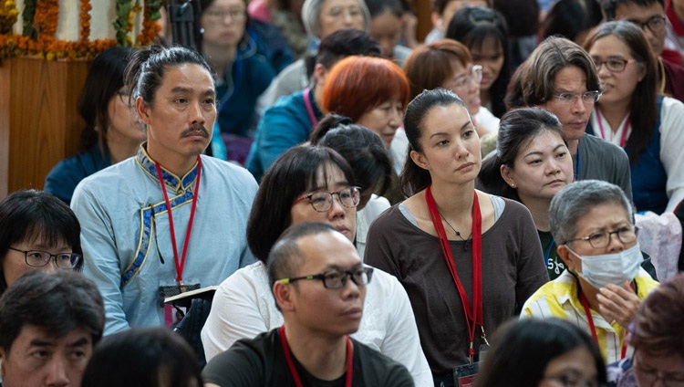 Miembros de la audiencia escuchando a Su Santidad el Dalái Lama durante una sesión de preguntas y respuestas en el último día de enseñanzas en el Templo Principal Tibetano en Dharamsala, HP, India el 7 de septiembre de 2018. Foto de Tenzin Choejor