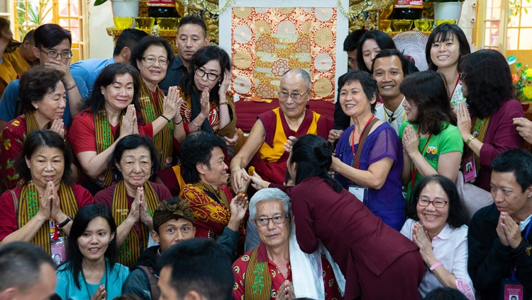Su Santidad el Dalái Lama posando para una de las muchas fotos de grupo con miembros de la audiencia del Este y Sudeste de Asia al final de sus enseñanzas en el Templo Principal Tibetano en Dharamsala, HP, India el 7 de septiembre de 2018. Foto de Tenzin Choejor