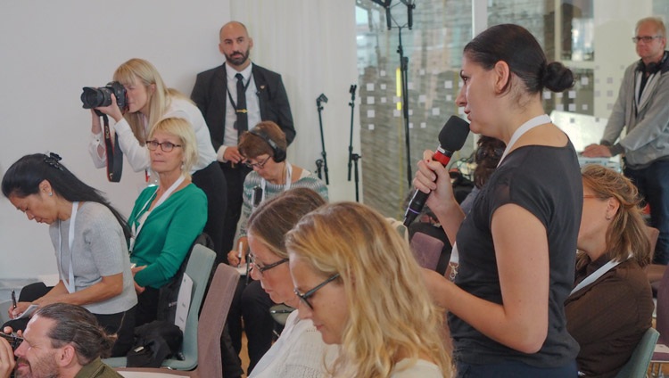 Una miembro de la prensa haciendo una pregunta a Su Santidad el Dalái Lama durante su reunión en Malmö, Suecia, el 12 de septiembre de 2018. Foto de Jeremy Russell