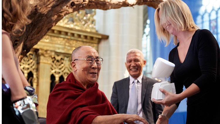 Su Santidad el Dalái Lama interactuando con AV1, el primer robot de telepresencia del mundo, durante el debate sobre «Robótica y Telepresencia» en la Nieuwe Kerk de Amsterdam, Países Bajos, el 15 de septiembre de 2018. Foto de Olivier Adam