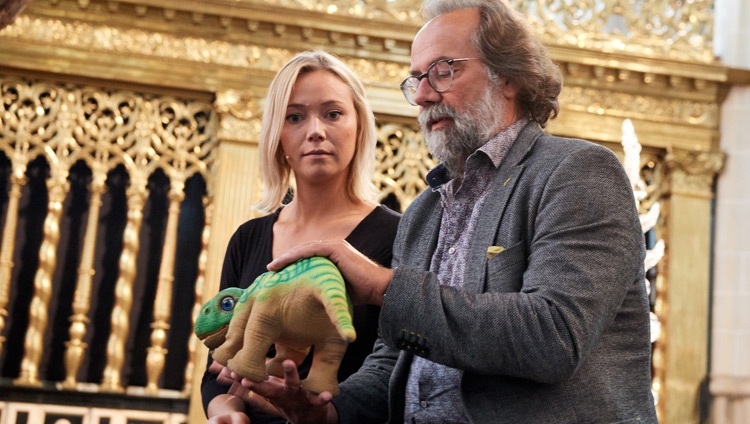 Martin Steinbuch demostrando su juego de robot dinosaurio durante la discusión sobre «Robótica y Telepresencia» en el Nieuwe Kerk en Amsterdam, Holanda el 15 de septiembre de 2018. Foto de Olivier Adam