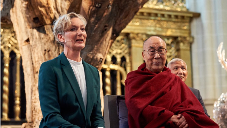 La moderadora Christa Meindersma presenta la segunda discusión sobre «Enfermedad, Envejecimiento y Muerte» en el Nieuwe Kerk en Amsterdam, Países Bajos, el 15 de septiembre de 2018. Foto de Olivier Adam