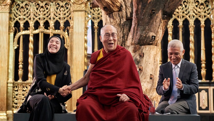 Su Santidad el Dalái Lama respondiendo a la pregunta de Selma Boulmalf durante la discusión sobre «Enfermedad, Envejecimiento y Muerte» en la Nieuwe Kerk en Amsterdam, Países Bajos, el 15 de septiembre de 2018. Foto de Olivier Adam