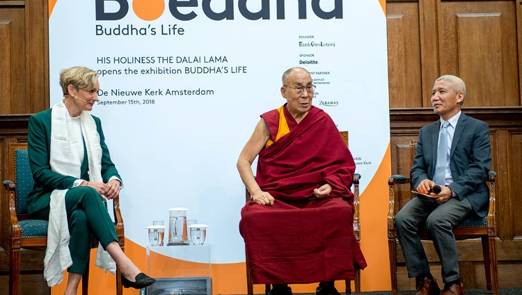 Diederick Croese, de la Universidad de la Singularidad, ofreciendo palabras de agradecimiento en la conclusión del diálogo con Su Santidad el Dalái Lama en el Nieuwe Kerk de Amsterdam, Países Bajos, el 15 de septiembre de 2018. Foto de Olivier Adam