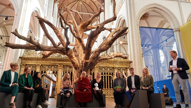 Su Santidad el Dalái Lama hablando a los miembros de los medios de comunicación en el Nieuwe Kerk de Amsterdam, Países Bajos, el 15 de septiembre de 2018. Foto de Jurjen Jonkers