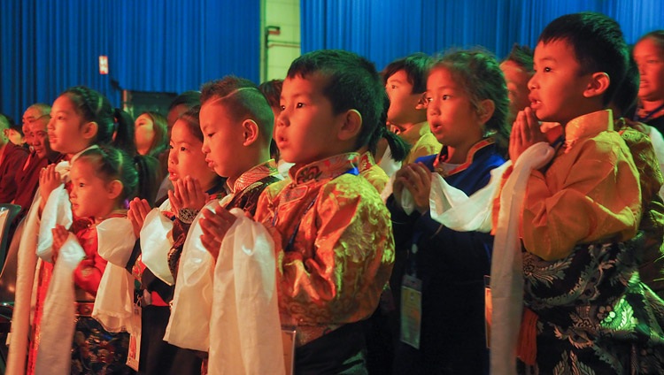 Un grupo de niños pequeños cantando una oración por la larga vida de Su Santidad el Dalái Lama al comienzo de su encuentro con miembros de la comunidad tibetana en el centro de convenciones Ahoy en Rotterdam, Países Bajos, el 16 de septiembre de 2018. Foto de Jeremy Russell