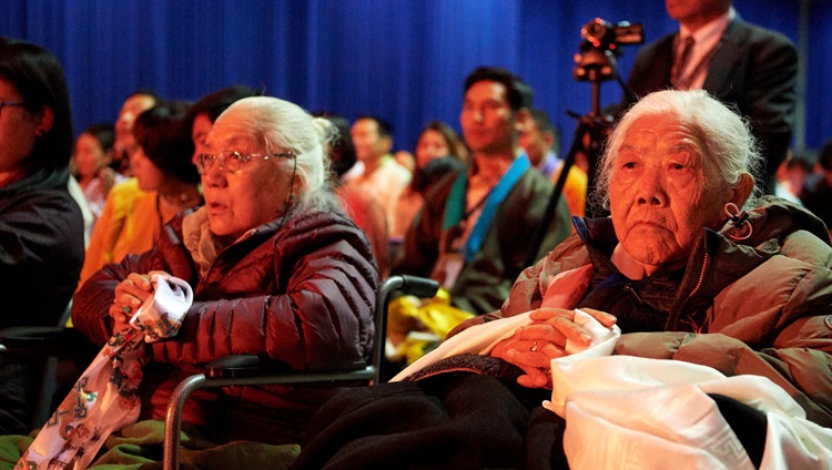 Unas ancianas tibetanas escuchando a Su Santidad el Dalái Lama durante su reunión en el centro de convenciones de Ahoy en Rotterdam, Países Bajos, el 16 de septiembre de 2018. Foto de Olivier Adams