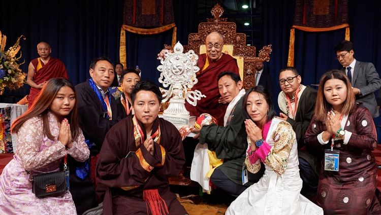 La comunidad tibetana de los Países Bajos obsequió a Su Santidad el Dalái Lama con una elaborada rueda del Dharma de plata como muestra de gratitud al concluir su encuentro con los tibetanos en el centro de convenciones Ahoy de Rotterdam, Países Bajos, el 16 de septiembre de 2018. Foto de Olivier Adams