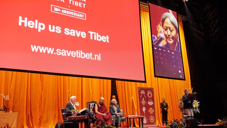 El Director Ejecutivo de la Campaña Internacional para el Tíbet (ICT), Tsering Jhampa, presenta a Su Santidad el Dalái Lama y a Richard Gere al comienzo de su conversación en el centro de convenciones de Ahoy en Rotterdam, Países Bajos, el 16 de septiembre de 2018. Foto de Olivier Adams
