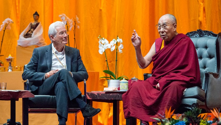 El presidente de la Campaña Internacional para el Tíbet (ICT), Richard Gere, y Su Santidad el Dalái Lama, en una conversación en el centro de convenciones de Ahoy en Rotterdam, Países Bajos, el 16 de septiembre de 2018. Foto de Jurjen Donkers