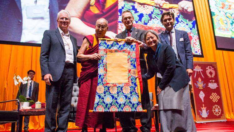 Su Santidad el Dalái Lama y los miembros de la Campaña Internacional para el Tíbet (ICT) con un certificado que denota la subvención financiera que ICT otorgará al Instituto Dalái Lama para la Educación Superior como un regalo de gratitud a Su Santidad durante su programa en el Centro de Convenciones de Ahoy en Rotterdam, Países Bajos, el 16 de septiembre de 2018. Foto de Jurjen Donkers