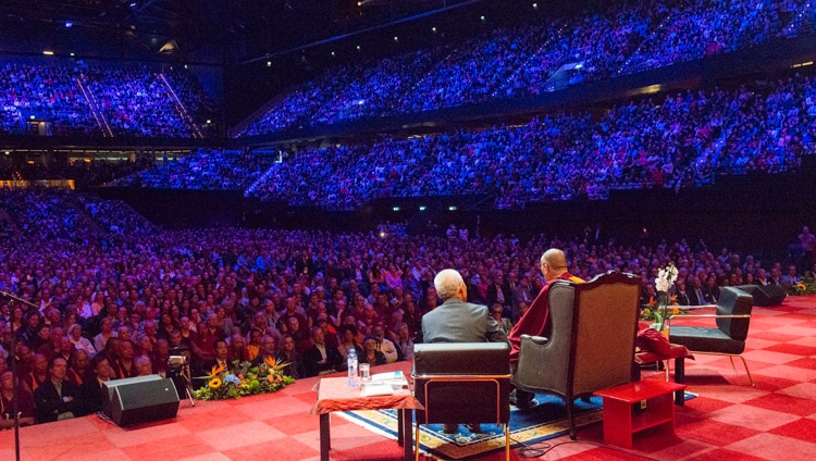 Su Santidad el Dalái Lama se dirige a una multitud de 12.000 personas en el centro de convenciones Ahoy de Rotterdam, Países Bajos, el 16 de septiembre de 2018. Foto de Jurjen Donkers