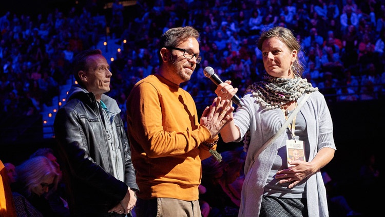 Un miembro de la audiencia haciendo una pregunta a Su Santidad el Dalái Lama durante su charla en el centro de convenciones de Ahoy en Rotterdam, Países Bajos, el 16 de septiembre de 2018. Foto de Olivier Adams