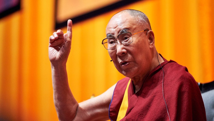 Su Santidad el Dalái Lama responde a una pregunta de la audiencia durante su charla en el centro de convenciones Ahoy en Rotterdam, Países Bajos, el 16 de septiembre de 2018. Foto de Olivier