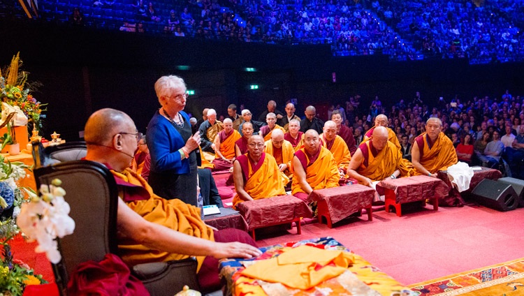 Paula de Wijs dando la bienvenida a Su Santidad en el Ahoy Arena al comienzo de su enseñanza en Rotterdam, Países Bajos, el 17 de septiembre de 2018. Foto de Jurjen Donkers