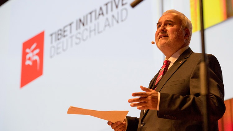 Wolfgang Grader de la Iniciativa Tibetana De presentando el programa en el Palacio de Congresos de Darmstadtium en Darmstadt, Alemania, el 19 de septiembre de 2018. Foto de Manuel Bauer