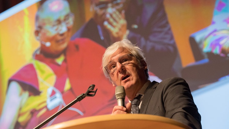 El alcalde de Darmstadt, Jochen Partsch, dirigiéndose a la reunión en el Palacio de Congresos de Darmstadtium en Darmstadt, Alemania, el 19 de septiembre de 2018. Foto de Manuel Bauer