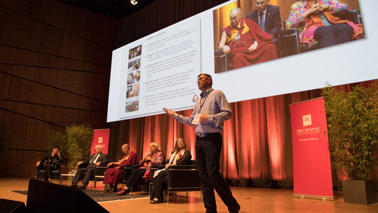 Sinisa Sikman, un serbio de Belgrado, hablando sobre la resistencia a Milosevic en Serbia al comienzo del programa en el Palacio de Congresos de Darmstadtium en Darmstadt, Alemania, el 19 de septiembre de 2018. Foto de Manuel Bauer