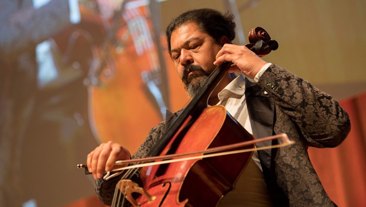 Karim Wasfi, ex director de la Orquesta Nacional Iraquí y fundador de la Fundación Paz a través de las Artes, realizando un breve interludio musical en la discusión sobre la no violencia en Darmstadt, Alemania, el 19 de septiembre de 2018. Foto de Manuel Bauer