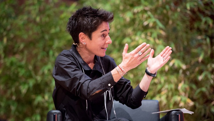 La periodista Dunja Hayali pide a Su Santidad el Dalái Lama que comente durante la discusión sobre la no violencia en el Palacio de Congresos de Darmstadtium en Darmstadt, Alemania, el 19 de septiembre de 2018. Foto de Manuel Bauer