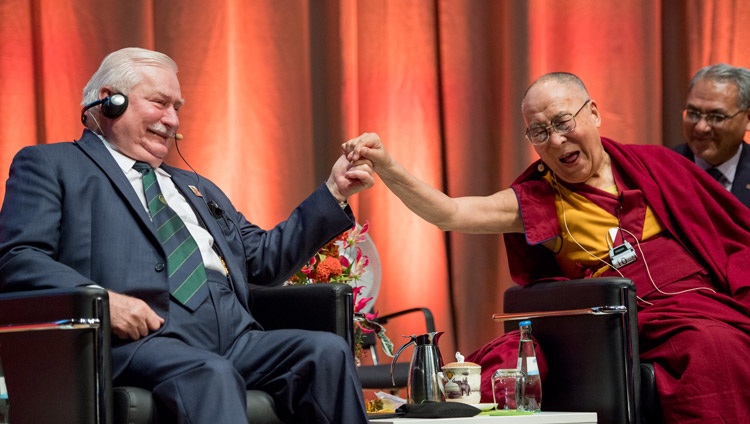 Su Santidad el Dalái Lama acercándose para estrechar la mano de Lech Walesa, líder del movimiento Solidaridad y ex Presidente de Polonia, durante la discusión sobre la no violencia en Darmstadt, Alemania, el 19 de septiembre de 2018. Foto de Manuel Bauer