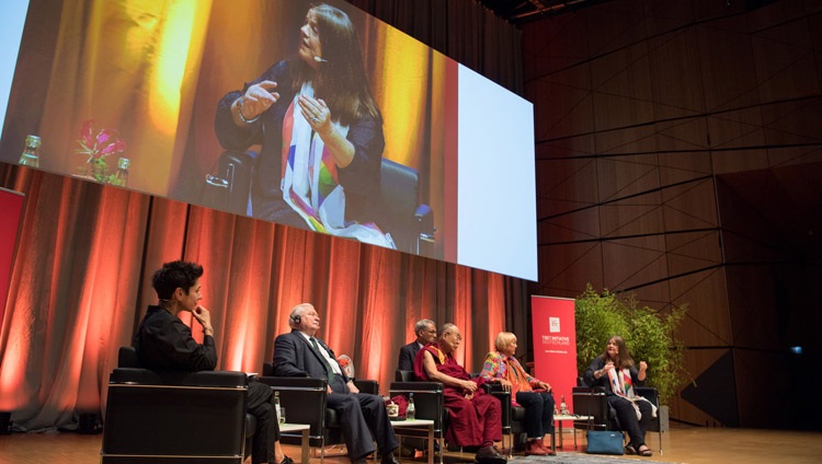 Rebecca Johnson, líder de la Campaña Internacional contra las Armas Nucleares (ICAN), hablando en la discusión sobre la no violencia en el Palacio de Congresos de Darmstadtium en Darmstadt, Alemania, el 19 de septiembre de 2018. Foto de Manuel Bauer