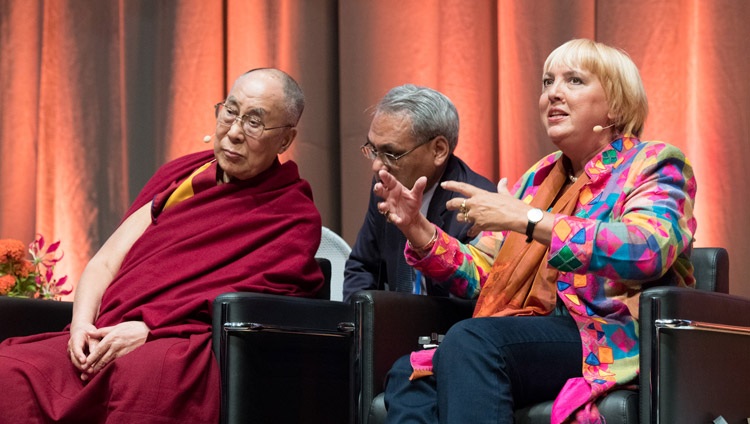 Claudia Roth, Vicepresidenta del Bundestag alemán, dirigiéndose a la reunión durante la discusión sobre la no violencia en el Palacio de Congresos de Darmstadtium en Darmstadt, Alemania, el 19 de septiembre de 2018. Foto de Manuel Bauer