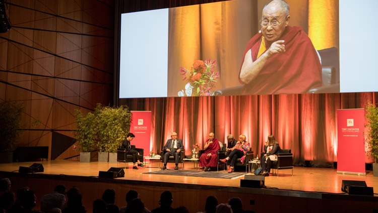 Su Santidad el Dalái Lama respondiendo a las preguntas de la moderadora Dunja Hayali durante la discusión sobre la no violencia en el Palacio de Congresos de Darmstadtium en Darmstadt, Alemania, el 19 de septiembre de 2018. Foto de Manuel Bauer