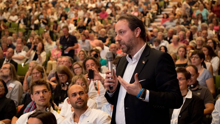 Un miembro de la audiencia hizo una pregunta a Su Santidad el Dalái Lama en la discusión sobre la no violencia en Darmstadt, Alemania, el 19 de septiembre de 2018. Foto de Manuel Bauer