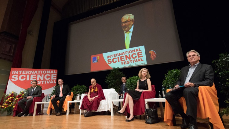 Su Santidad el Dalái Lama y otros panelistas escuchando al alcalde Wolfgang Erichson pronunciar su discurso de bienvenida al inicio del diálogo sobre Felicidad y Responsabilidad en Heidelberg, Alemania, el 20 de septiembre de 2018. Foto de Manuel Bauer