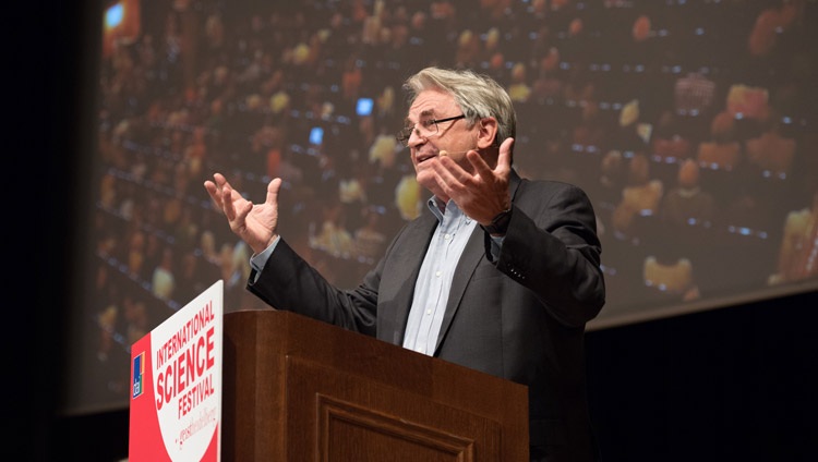 El director del Instituto Germano-Americano, Jakob Kollhofer, presentando a Su Santidad el Dalái Lama al comienzo del diálogo sobre Felicidad y Responsabilidad en Heidelberg, Alemania, el 20 de septiembre de 2018. Foto de Manuel Bauer