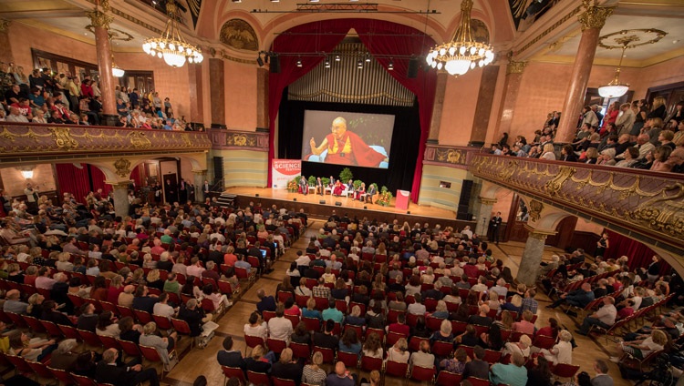 Vista de la sala del Kongresshaus Stadthalle Heidelberg durante las palabras de apertura de Su Santidad el Dalái Lama en el diálogo sobre Felicidad y Responsabilidad en Heidelberg, Alemania, el 20 de septiembre de 2018. Foto de Manuel Bauer