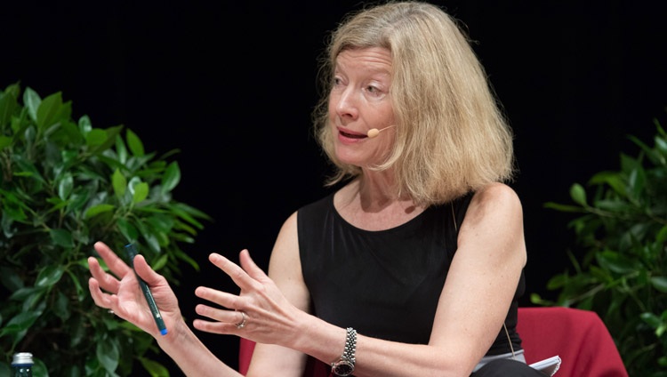 La neurobióloga Dra. Hannah Monyer durante el diálogo sobre Felicidad y Responsabilidad en Heidelberg, Alemania, el 20 de septiembre de 2018. Foto de Manuel Bauer