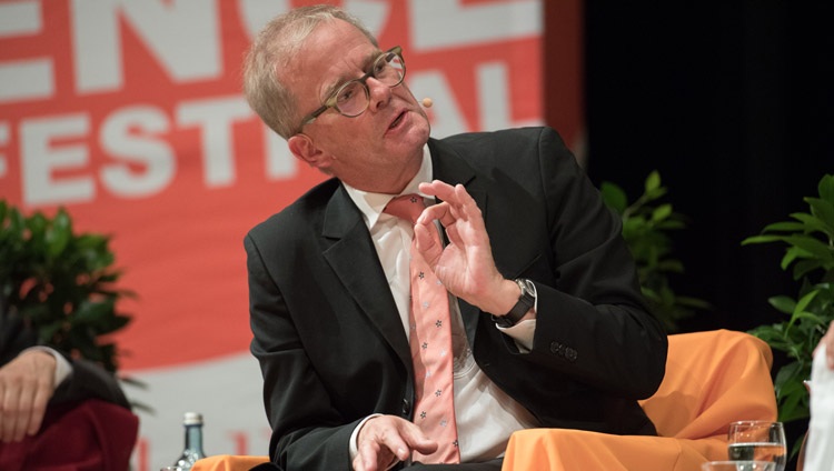 El gerontólogo Dr. Andreas Kruse hablando en el diálogo sobre Felicidad y Responsabilidad en Heidelberg, Alemania, el 20 de septiembre de 2018. Foto de Manuel Bauer