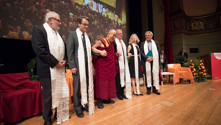 Su Santidad el Dalái Lama y otros panelistas en la conclusión del diálogo sobre Felicidad y Responsabilidad en el Kongresshaus Stadthalle Heidelberg en Heidelberg, Alemania, el 20 de septiembre de 2018. Foto de Manuel Bauer