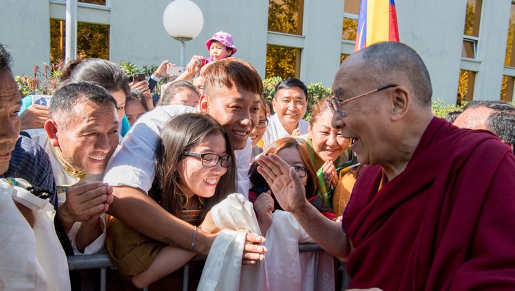 Su Santidad el Dalái Lama interactuando con miembros de la comunidad tibetana que se reunieron en su hotel para darle la bienvenida a su llegada a Zurich, Suiza, el 20 de septiembre de 2018. Foto de Manuel Bauer