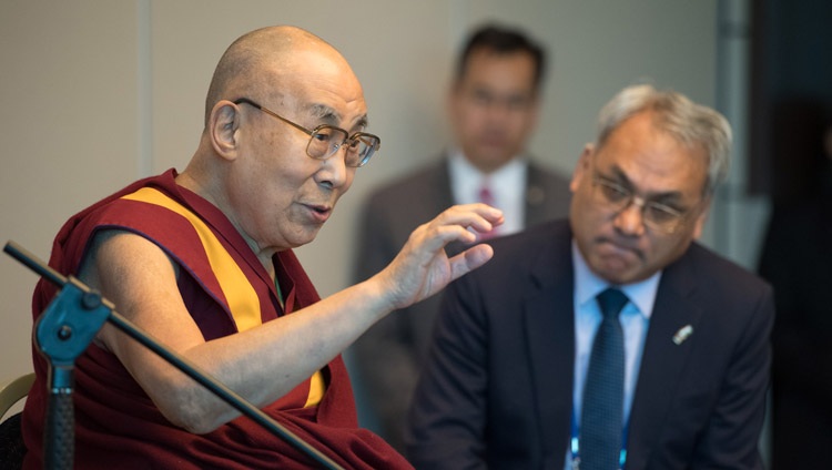 Su Santidad el Dálai Lama hablando con miembros de los medios de comunicación en su hotel de Zurich, Suiza, el 21 de septiembre de 2018. Foto de Manuel Bauer