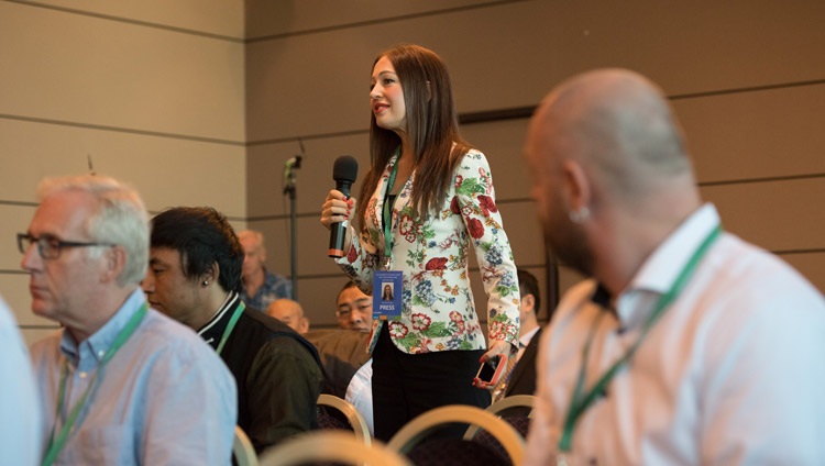 Una periodista haciendo una pregunta a Su Santidad el Dálai Lama durante su encuentro con miembros de los medios de comunicación en Zurich, Suiza, el 21 de septiembre de 2018. Foto de Manuel Bauer