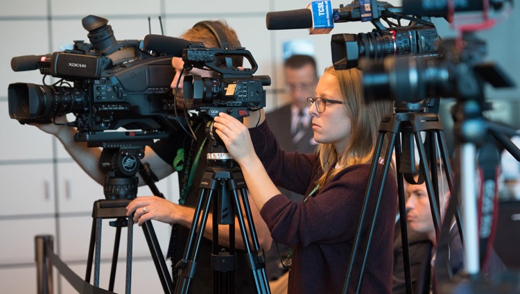 Las cámaras apuntan hacia Su Santidad el Dálai Lama durante su encuentro con miembros de los medios de comunicación en Zurich, Suiza, el 21 de septiembre de 2018. Foto de Manuel Bauer