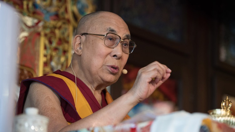 Su Santidad el Dálai Lama dirigiéndose a la audiencia dentro del templo y a la multitud que escuchaba afuera en la ceremonia de conmemoración del 50º aniversario del Instituto Tibetano Rikon en Rikon, Suiza, el 21 de septiembre de 2018. Foto de Manuel Bauer